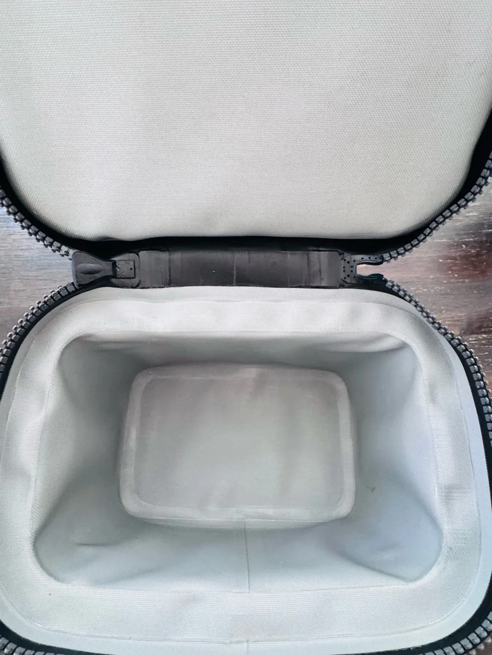 YETI Hopper Flip 8 Cooler - Navy Blue